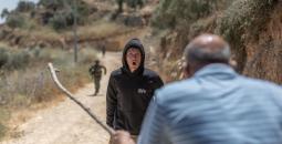 مستوطن يهاجم مسن فلسطيني