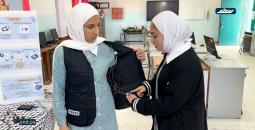 طالبتان من الخليل تبتكران سترة للصحفيين  (1).jpeg