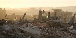 رفع أعلام فلسطين فوق الدمار في غزة.jpg