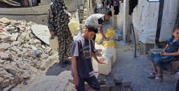 فلسطينيون يبحثون عن المياه من حفر بدائية في خان يونس جنوب قطاع غزة