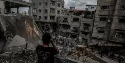صورة أرشيفية للدمار في مربع سكني بقطاع غزة.webp
