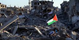 رفع علم فلسطين وسط الدمار في غزة