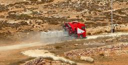 شاحنة تابعة للاحتلال تحمل مكعبات إسمنتية