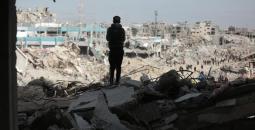 طفل فلسطيني يقف وسط أنقاض مبان مدمرة في قطاع غزة