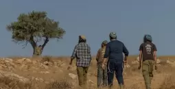 مستوطنون خلال مهاجمة قرية فلسطينية