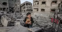طفل فلسطيني وسط الدمار في غزة.webp
