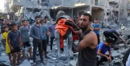 انتشال طفلة من تحت أنقاض منزل في غزة.webp