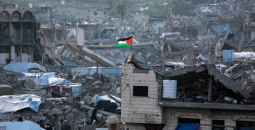 رفع علم فلسطين فوق أنقاض غزة