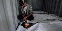مواطن يودع نجله الطفل بعد استشهاده بقصف إسرائيلي في غزة.jpg