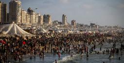 آلاف المصطافين على بحر غزة الملوث.jpg