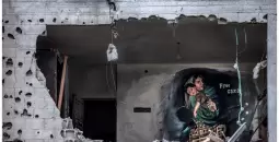 جدارية في منزل مدمر بقطاع غزة.webp