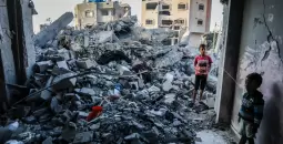 أطفال بين أنقاض منزلهم المدمر في غزة.webp