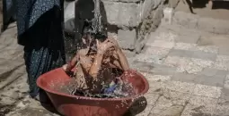 فلسطينية تُنعش الأجواء قليلا على أطفالها.webp
