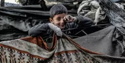 طفل فلسطيني مصاب بقصف الاحتلال في قطاع غزة.webp