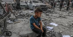 طفل فلسطيني دمرت غارات إسرائيلية منزل عائلته في غزة.jpg