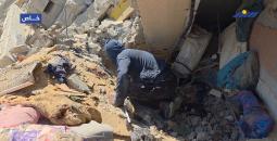 بين أنقاض منزله بخان يونس، يبحث عبد الرحمن عن فراش وأغطية لخيمته في المواصي