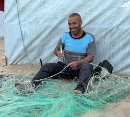 صيادو الأسماك في غزة يتحدون قذائف الاحتلال لكسب قوت أطفالهم