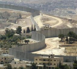 جدار الفصل في بلدة الرام شمال القدس يتحول إلى 