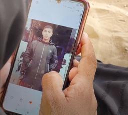 كيس دقيق خطف ابنها.. أم محمد وبناتها السبع بخيمة الفقد والجوع
