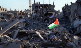 رفع علم فلسطين وسط الدمار في غزة