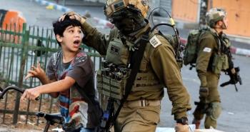 اعتقال طفل فلسطيني في الخليل.jpg