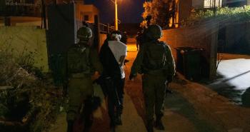 اعتقال جيش الاحتلال لمواطن فلسطيني.jpg