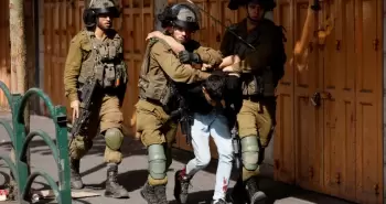 اعتقال طفل فلسطيني بعد الاعتداء عليه.webp