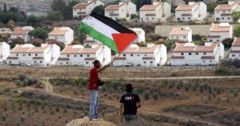 شبان فلسطينيون أمام مستوطنة إسرائيلية.jpg