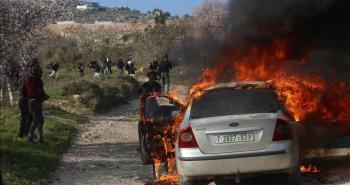 مستوطنون يُحرقون مركبة فلسطينية.jpg