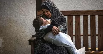 سيدة فلسطينية تحتضن طفلها الشهيد بعد مجزرة في غزة.webp