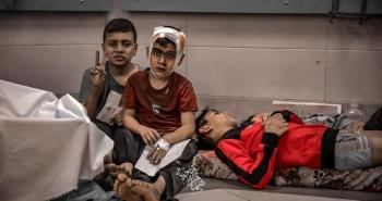 طفل من غزة نجا من مجزرة يرفع شارة النصر.jpg