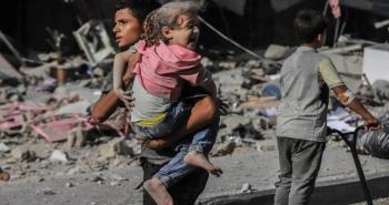 انتشال طفلة من تحت الأنقاض في غزة