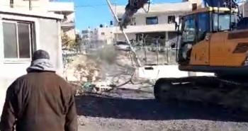 هدم معرض سيارات في رام الله