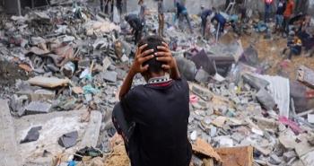 طفل فلسطيني على أنقاض منزل عائلته المدمر