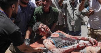 انتشال مصاب عقب قصف إسرائيلي.jpg