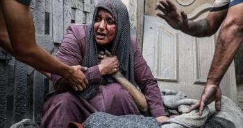 سيدة فلسطينية تودع زوجها عقب مجزرة إسرائيلية في غزة