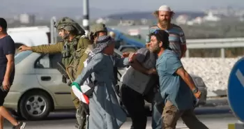 مستوطنون يعتدون على مسن فلسطيني بحماية قوات الاحتلال