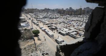 خيام متكدسة للنازحين بغزة في ظل حرارة الصيف