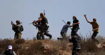 مستوطنون بحماية قوات الاحتلال