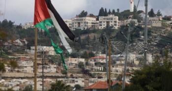 علم فلسطين مرفوعا وسط الوحدات الاستيطانية بالضفة والقدس