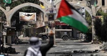 رفع علم فلسطين أمام مخيم جنين.jpg