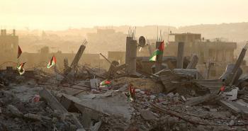 رفع أعلام فلسطين فوق الدمار في غزة.jpg