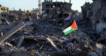 رفع علم فلسطين وسط الدمار في غزة.jpg