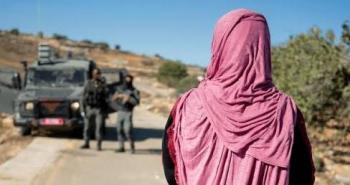 سيدة فلسطينية تمنع من الوصول لمنزلها.jpg