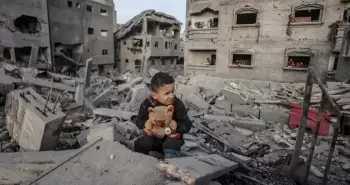 طفل فلسطيني وسط الدمار في غزة.webp