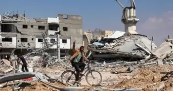 مواطن يرفع شارة النصر في قطاع غزة.webp