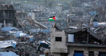 رفع علم فلسطين فوق أنقاض غزة.png