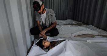 مواطن يودع نجله الطفل بعد استشهاده بقصف إسرائيلي في غزة.jpg