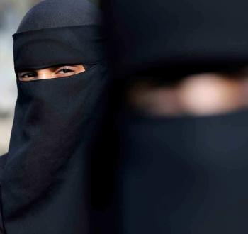فتاة منقبة