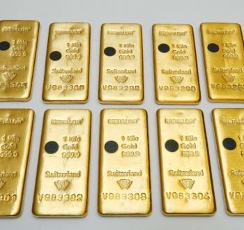 الذهب يهبط مع بدء استخدام لقاح كورون